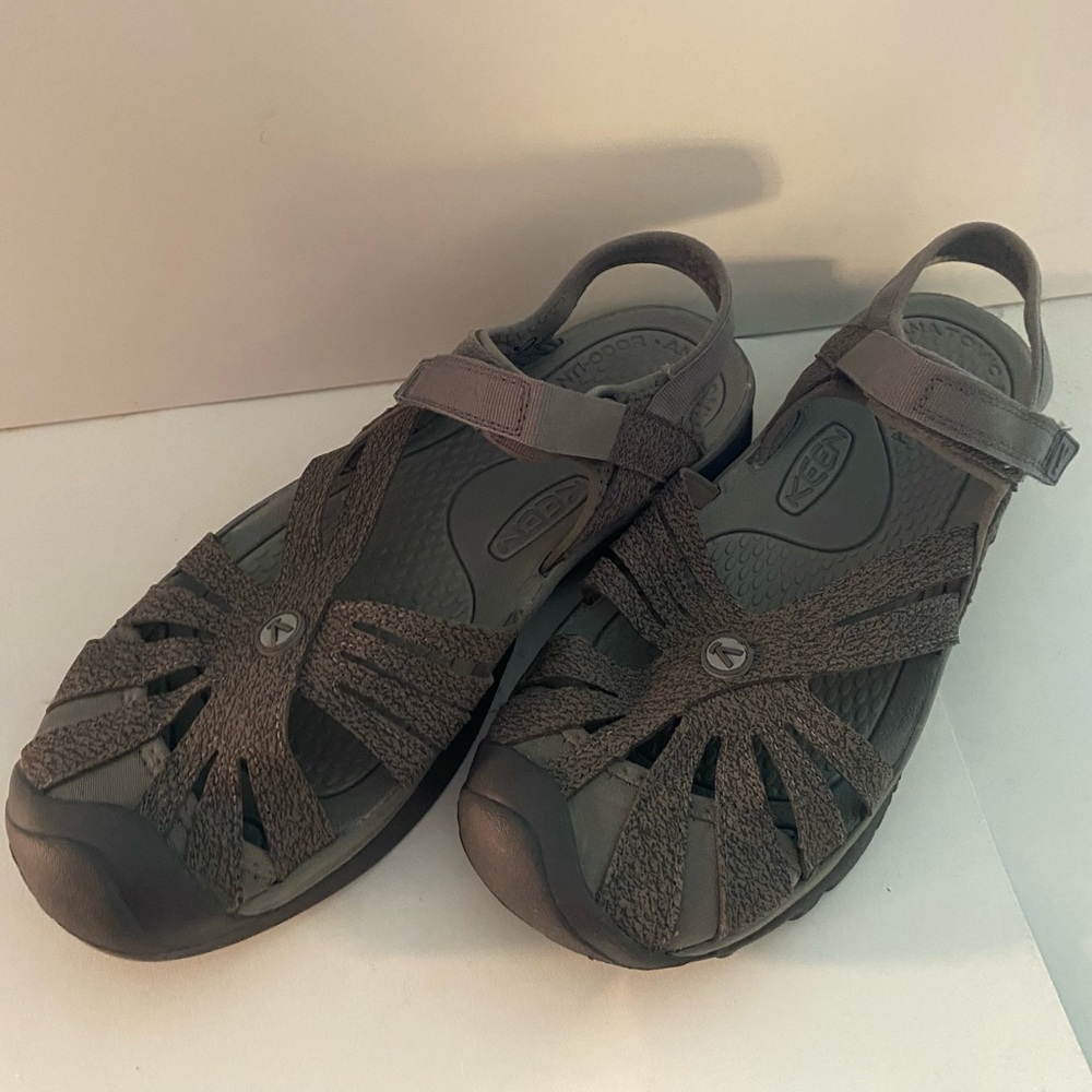 Keen Women's Size 8.5 LYN Strappy Hiking Ankle Closed Toe Taupe Brown Sandals